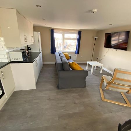 Stunning 1 Bedroom Flat In Wood Green Londra Esterno foto