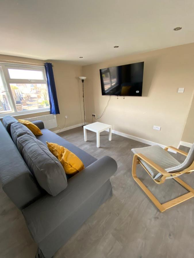 Stunning 1 Bedroom Flat In Wood Green Londra Esterno foto