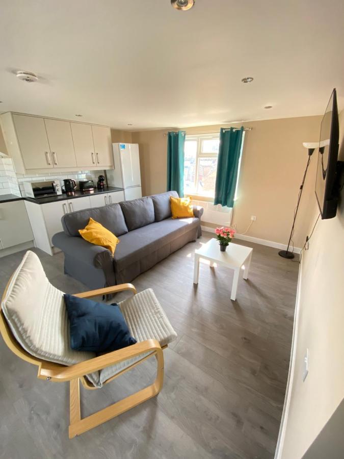 Stunning 1 Bedroom Flat In Wood Green Londra Esterno foto