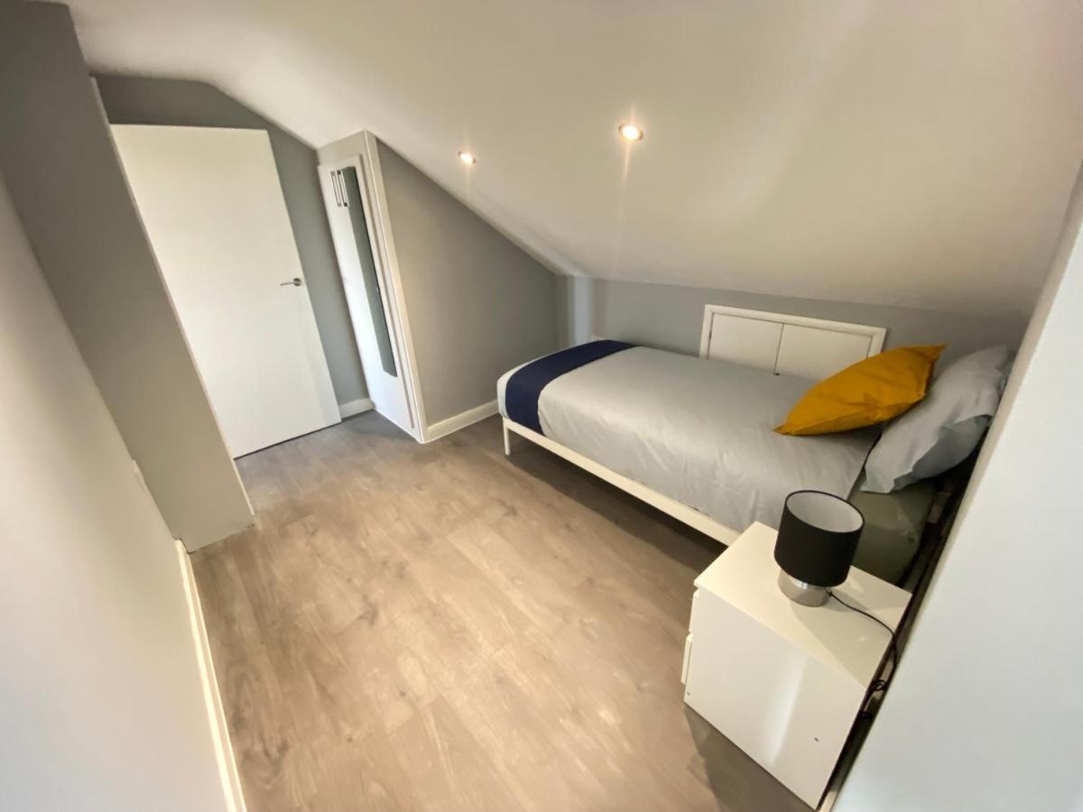 Stunning 1 Bedroom Flat In Wood Green Londra Esterno foto