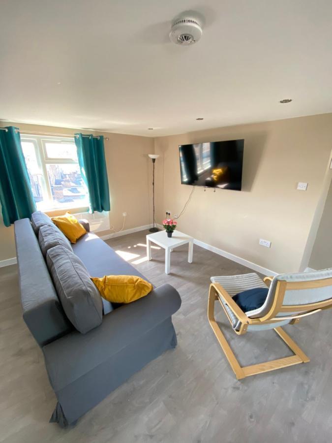 Stunning 1 Bedroom Flat In Wood Green Londra Esterno foto