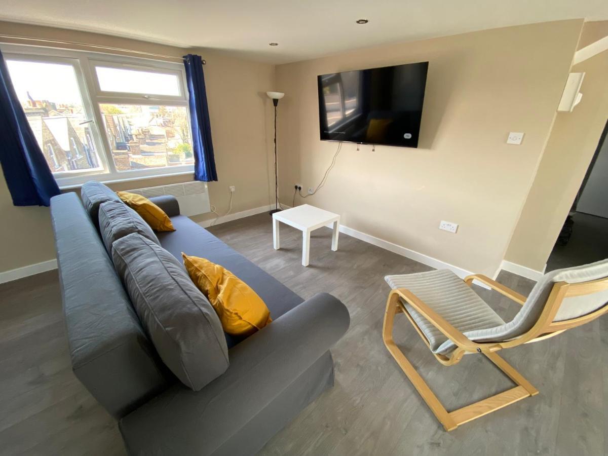 Stunning 1 Bedroom Flat In Wood Green Londra Esterno foto