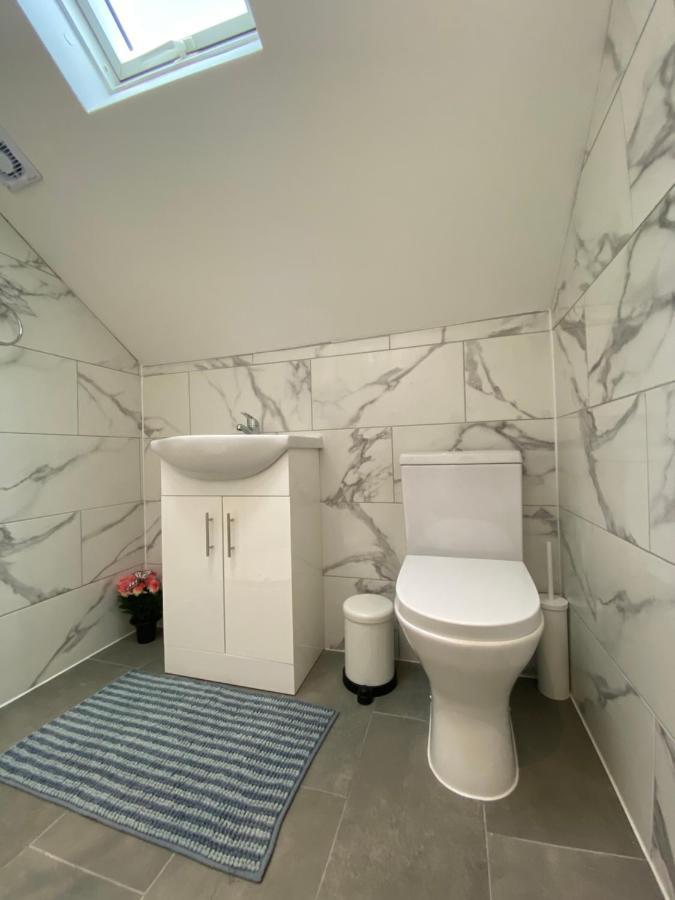 Stunning 1 Bedroom Flat In Wood Green Londra Esterno foto
