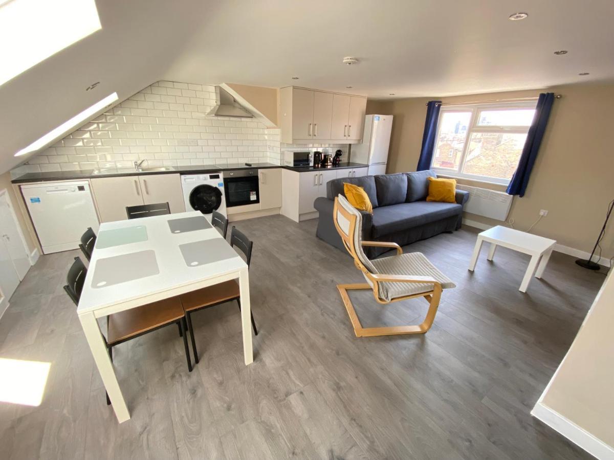 Stunning 1 Bedroom Flat In Wood Green Londra Esterno foto